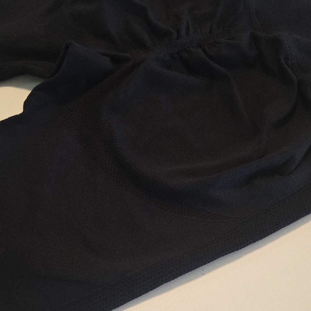 Seamless High-Waist Black Leggings with Subtle Logo - Picture 4 of 5